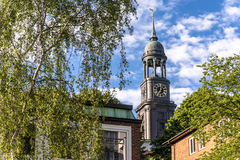 Deutschland, Hamburg, Glockenturm der historischen St. Michaelskirche - EGBF00539