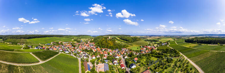 Deutschland, Baden-Württemberg, Brackenheim, Luftaufnahme einer Stadt auf dem Land im Sommer - AMF08847