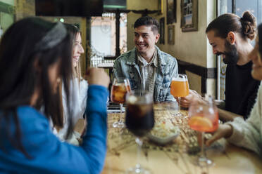 Freunde verbringen ihre Freizeit bei Drinks in einer Bar - EGAF01280