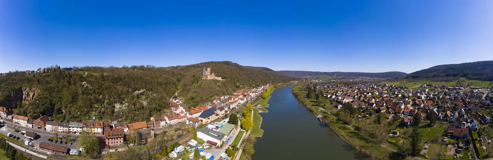 Deutschland, Bayern, Stadtprozelten, Blick aus dem Hubschrauber auf eine Flussstadt im Herbst mit der Henneburg im Hintergrund - AMF08850