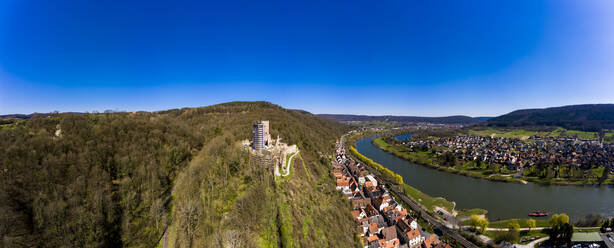 Deutschland, Bayern, Stadtprozelten, Blick aus dem Hubschrauber auf eine Flussstadt im Herbst mit der Henneburg im Hintergrund - AMF08856