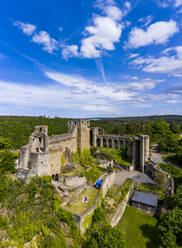 Luftaufnahme eines Touristen auf Burg Hohenstein, Bad Schwalbach, Rheingau-Taunus-Kreis, Hessen an einem sonnigen Tag, Deutschland - AMF08859