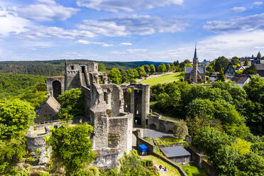 Drohnenaufnahme von Reisenden auf Burg Hohenstein, Bad Schwalbach, Rheingau-Taunus-Kreis, Hessen an einem sonnigen Tag, Deutschland - AMF08861