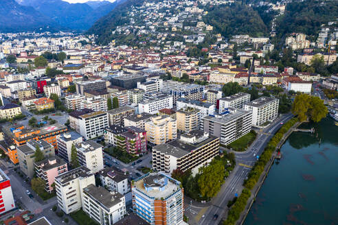 Schweiz, Kanton Tessin, Locarno, Blick aus dem Hubschrauber auf die Stadt am Ufer des Lago Maggiore - AMF08870