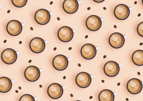 Muster von Kaffeebohnen und Tassen mit Kaffee - GEMF04466