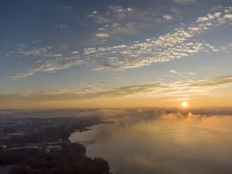 Nebliger Sonnenaufgang über dem Bodensee - ELF02314