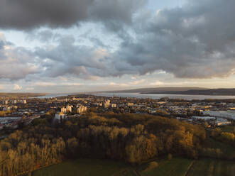 Deutschland, Baden-Württemberg, Radolfzell, Graue Wolken über der Stadt am Seeufer im Herbst - ELF02318