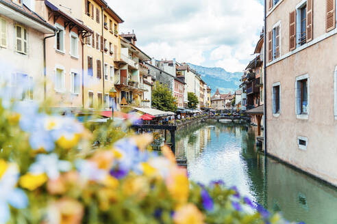 Altstadt mit Fluss und Bergen in Annecy, Frankreich - GEMF04470