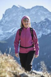 Porträt einer älteren Frau beim Wandern im Karwendelgebirge - MRF02383