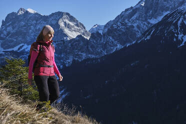 Seniorin beim Wandern im Karwendelgebirge - MRF02387