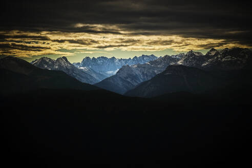 Dramatische Wolken über den Gipfeln des Karwendelgebirges in der Abenddämmerung - MRF02390