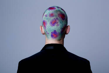 Junger Mann mit gefärbtem Haarstudio - FLLF00553