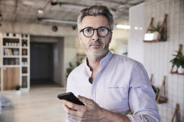 Geschäftsmann mit Mobiltelefon - FMKF06956