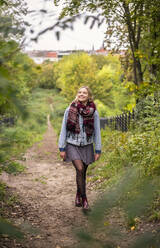 Junge Frau geht im Herbst im Park spazieren - BFRF02327