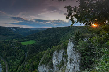 Idyllischer Blick auf das Donautal gegen den Himmel bei Sonnenuntergang, Schwäbische Alb, Deutschland - FDF00285