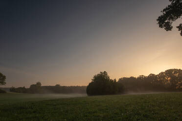 Landschaft gegen Himmel bei Sonnenuntergang, Schwäbische Alb, Deutschland - FDF00286