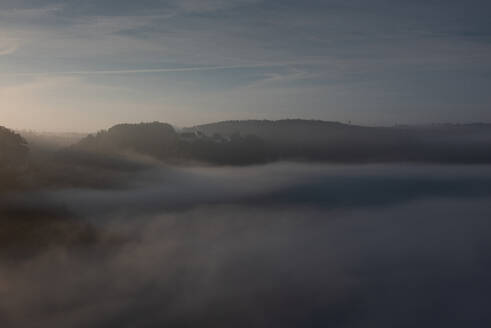 Landschaft gegen Himmel bei nebligem Wetter während des Sonnenuntergangs, Schwäbische Alb, Deutschland - FDF00289