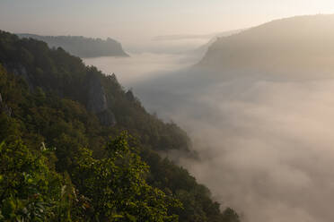 Blick auf das Donautal bei nebligem Wetter während des Sonnenuntergangs, Schwäbische Alb, Deutschland - FDF00290