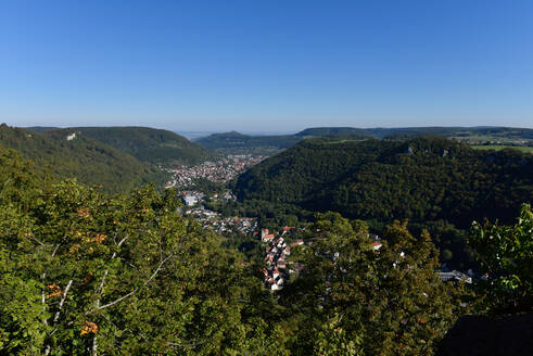 Landschaft vor blauem Himmel von Schloss Lichtenstein aus gesehen, Schwäbische Alb, Deutschland - FDF00299