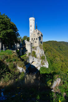 Schloss Lichtenstein vor strahlend blauem Himmel, Schwäbische Alb, Deutschland - FDF00300