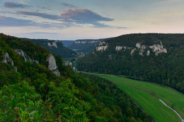 Landschaft im grünen Wald inmitten von Bergen gegen den Himmel bei Sonnenuntergang, Schwäbische Alb, Deutschland - FDF00303