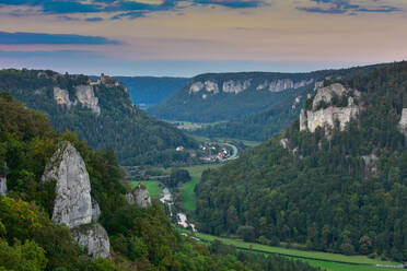 Donautal in grünem Wald inmitten von Bergen bei Sonnenuntergang, Schwäbische Alb, Deutschland - FDF00304