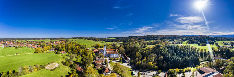 Deutschland, Bayern, Dietramszell, Blick aus dem Hubschrauber auf das Kloster Dietramszell und die umliegende ländliche Stadt an einem sonnigen Tag - AMF08878