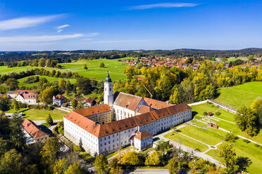 Deutschland, Bayern, Dietramszell, Blick aus dem Hubschrauber auf das Kloster Dietramszell an einem sonnigen Tag - AMF08879