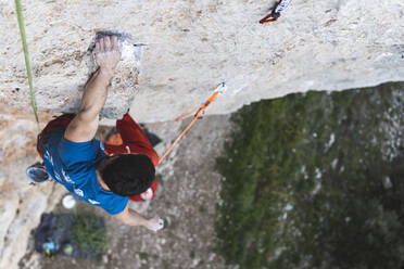 Mutiger männlicher Sportler beim Bergsteigen - JAQF00022