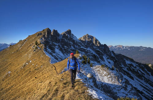 Mann wandert allein in der Soierngruppe - MRF02394