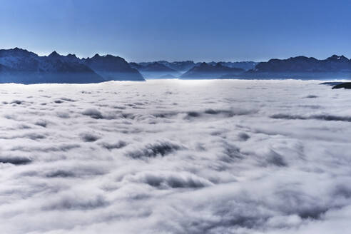 Der Walchensee ist in dichten weißen Nebel gehüllt - MRF02400