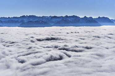 Der Walchensee ist in dichten weißen Nebel gehüllt - MRF02401