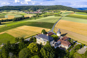 Deutschland, Bayern, Eggolsheim, Blick aus dem Hubschrauber auf Schloss Jagersburg und die umliegenden Felder im Sommer - AMF08880