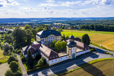 Deutschland, Bayern, Eggolsheim, Blick aus dem Hubschrauber auf Schloss Jagersburg im Sommer - AMF08883