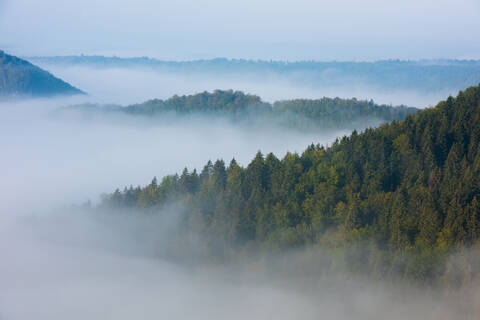Blick auf Berg und Wolkenlandschaft im Donautal, Beuron, Schwäbische Alb, Deutschland, lizenzfreies Stockfoto