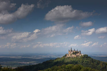 Burg Hohenzollern auf dem Berg auf der Schwäbischen Alb, Deutschland - FDF00315