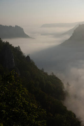 Blick auf den Sonnenaufgang über dem Donautal bei Beuron, Schwäbische Alb, Deutschland, lizenzfreies Stockfoto