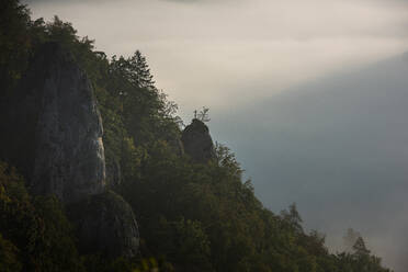 Berg gegen Himmel im Donautal, Beuron, Schwäbische Alb, Deutschland - FDF00320