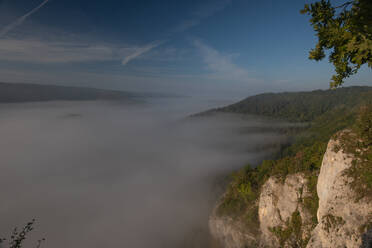 Wolkenlandschaft am Berg im Donautal, Beuron, Schwäbische Alb, Deutschland - FDF00322