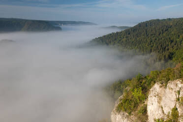 Wolkenlandschaft über dem Donautal bei Beuron, Schwäbische Alb, Deutschland - FDF00326