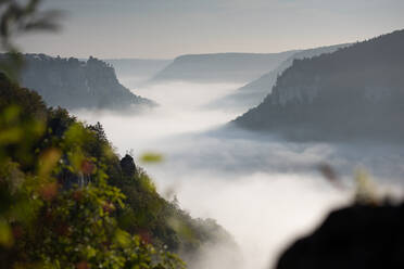 Blick auf das wolkenverhangene Donautal bei Beuron, Schwäbische Alb, Deutschland - FDF00327