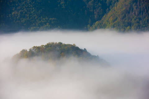 Wolkenlandschaft über Berg im Donautal, Beuron, Deutschland, lizenzfreies Stockfoto