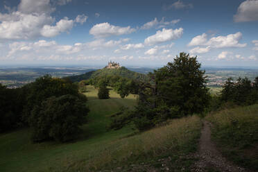 Burg Hohenzollern auf Berggipfel gegen Himmel auf der Schwäbischen Alb, Deutschland - FDF00334