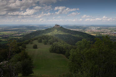 Blick auf die Burg Hohenzollern gegen den Himmel auf der Schwäbischen Alb, Deutschland - FDF00335