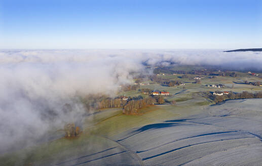 Drohnenansicht einer in dichten Nebel gehüllten Landschaft - WWF05740