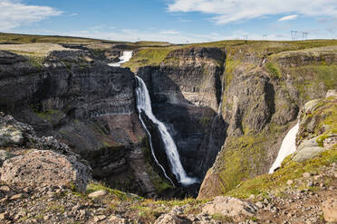 Schöne Landschaft von Haifoss Wasserfall fließt zwischen Berg in Island - NEKF00042