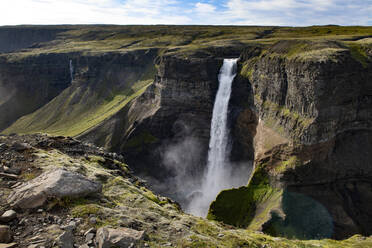 Schöner Blick auf den Haifoss-Wasserfall in Island - NEKF00043