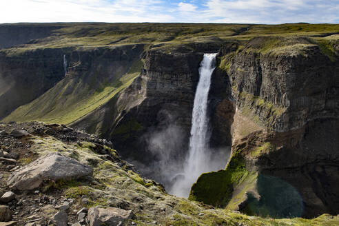 Schöner Blick auf den Haifoss-Wasserfall in Island - NEKF00043