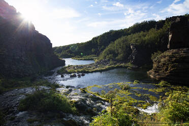 Landschaftsbild des Gjain-Wasserfalls in Island - NEKF00045