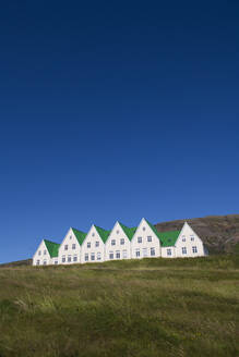 Heradsskolinn-Häuser bei klarem Himmel am Laugarvatn, Island - NEKF00051